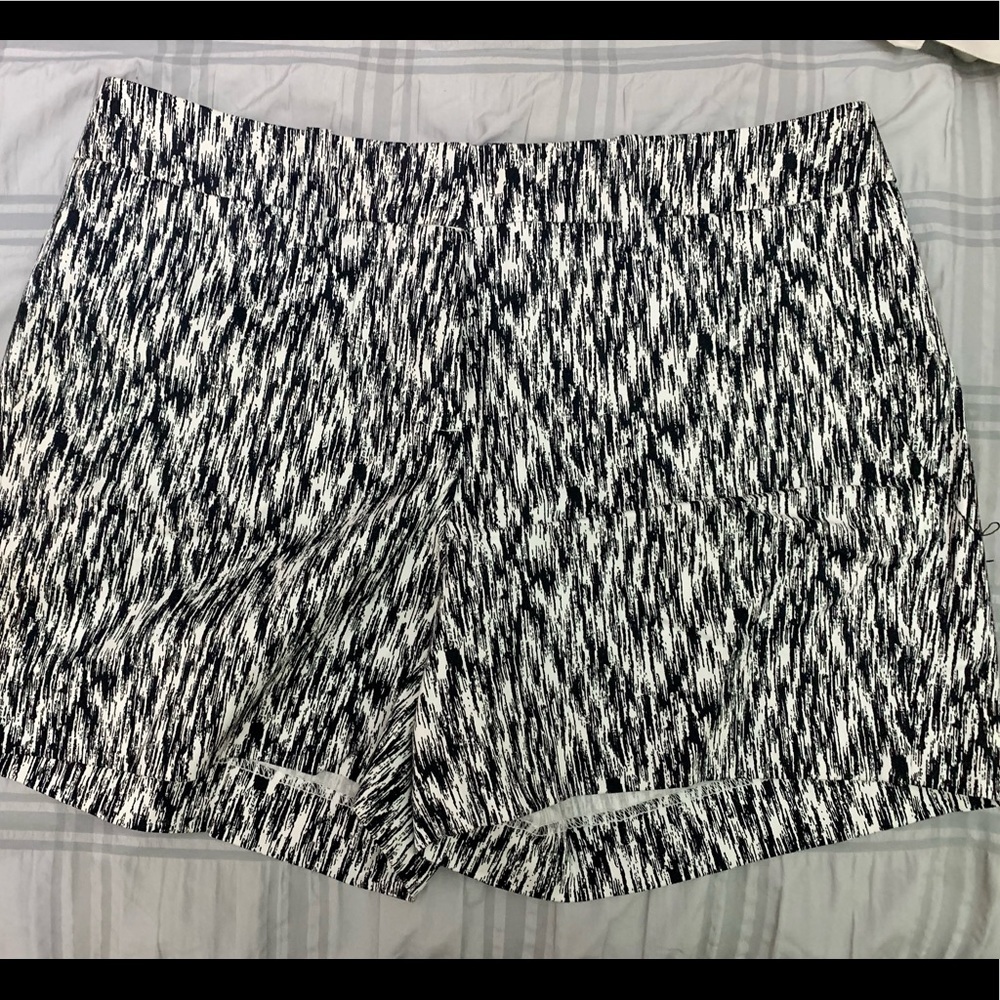 Valerie Bertinelli black and white shorts size 10 never worn new without tags